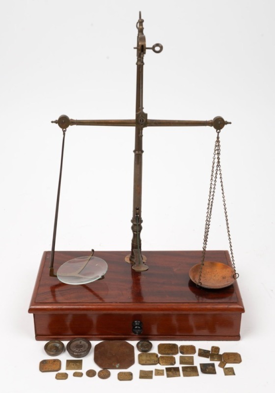 Antique English gold scales with mahogany drawer base and associated weights, 19th century, ​​​​​​​37cm high overall