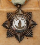 ROYAL ORDER OF THE STAR OF ANJOUAN, Chevalier (5th class) medal in original box. The Royal Order of the Star of Anjouan (Order de l'Etolie d'Anjouan) was an order created by Sultan Said Ali bin Said Omar of the Grande Comore Island of Anjouan in 1874. It - 2