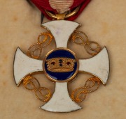 ORDER OF THE CROWN OF ITALY, KNIGHT, 5th class medal with ribbon in silk and velvet lined box. The Order of the Crown of Italy (Ordine della Corona d'Italia) was an award created by Vittorio Emanuele II to commemorate the unification of Italy in 1861. It - 2