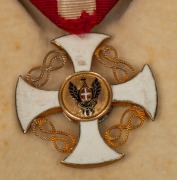 ORDER OF THE CROWN OF ITALY, KNIGHT, 5th class medal with ribbon in silk and velvet lined box. The Order of the Crown of Italy (Ordine della Corona d'Italia) was an award created by Vittorio Emanuele II to commemorate the unification of Italy in 1861. It - 3