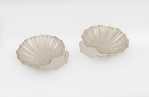 A pair of shell shaped sterling silver caviar dishes with original glass liners, made in Birmingham, 20th century, 3cm high, 12cm wide, 132 grams silver weight