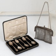 Box set of sterling silver teaspoons, together with a sterling silver purse with damaged clasp, 170g total