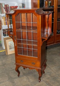 An antique English mahogany cabinet with open side shelves, leadlight panelled door, single drawer and cabriole legs, circa 1910, 136cm high, 76cm wide, 34cm deep