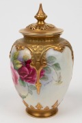 ROYAL WORCESTER English porcelain lidded vase with hand-painted rose decoration, signed "HUNTLEY", 20th century, black factory mark to base, ​​​​​​​15cm high - 2