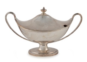 A Georgian style lidded tureen, made in London, early 20th century, 15cm high, 24cm wide, 534 grams