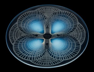LALIQUE "Coquilles" opalescent French Art Deco glass platter, signed "R. Lalique, France". 26.5cm diameter