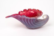 BAROVIER & TOSO&nbsp;Murano glass cornucopia vase in opalescent white and red, 10cm high, 28cm wide - 2