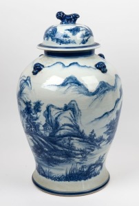 A large Chinese blue and white porcelain lidded jar with hand-painted landscape, Republic period, 20th century, 54cm high