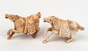 A pair of Chinese carved ivory horse statues, early 20th century, each ​​​​​​​5.5cm high, 8cm long