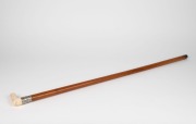 An antique walking stick with ivory handle, silver collar with foliate decoration, Malacca shaft and brass ferrule, 19th century, ​​​​​​​89cm high - 2