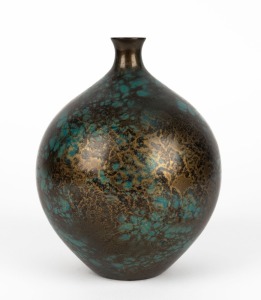 A Japanese art bronze vase, 20th century, seal mark to base, ​​​​​​​20cm high