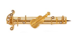 VIOLINIST'S 18ct yellow gold and seed pearl brooch, 4cm wide, 3.4 grams