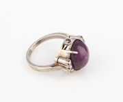 A vintage silver ring, set&nbsp;with a cabochon red star stone flanked by six brilliant cut white diamonds, - 3