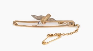 An antique 9ct gold bird bar brooch with enamel highlights, stamped "J.G. & S. 9ct", 5cm wide, 3.2 grams