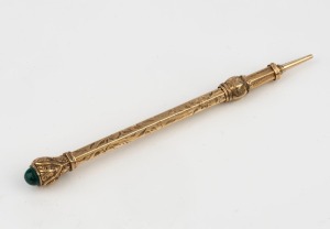 An antique 9ct yellow gold retractable pencil with engraved decoration and malachite top, 19th century, 10cm long, extends to 12cm long