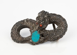 An antique Chinese silver dragon buckle with turquoise and coral, early 20th century, 8cm wide