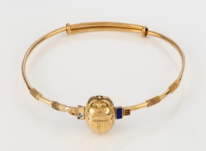 An 18ct yellow gold and enamel bangle adorned with scarab beetle locket, 20th century, 6.6 grams