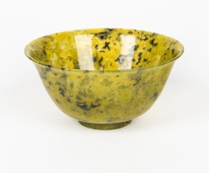 A vintage Chinese spinach jade bowl, 19th/20th century, 4.5cm high