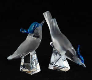 LALIQUE&nbsp;pair of French art&nbsp;glass bird statues with blue hoods, engraved "Lalique, France", the larger 12.5cm high