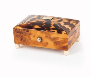 An antique trinket box, tortoise shell with silver inlay and ivory bun feet, early 19th century, 3.5cm high, 8cm wide, 5cm deep
