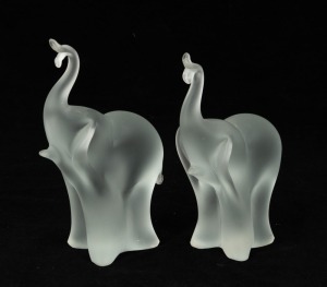 A pair of Murano frosted glass elephant statues, the larger 19cm