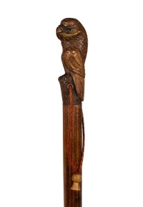 An antique walking stick with carved wooden parrot handle, blackwood shaft and brass ferrule, early 20th century, 95cm high