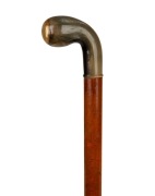 An antique walking stick with carved horn handle, Malacca cane shaft and brass ferrule, 19th/20th century, ​​​​​​​91cm high