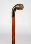 An antique walking stick with carved horn handle, Malacca cane shaft and brass ferrule, 19th/20th century, ​​​​​​​91cm high - 2