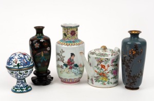 An antique Chinese export ware porcelain teapot, a Chinese porcelain vase, a Chinese cloisonne lidded box and two antique Japanese cloisonne vases (one on wooden stand), (5 items), the largest 18cm high overall