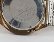 SEIKO "5" automatic wristwatch in gold plated and stainless steel case with silvered dial, date window, baton numerals and stainless steel band, circa 1970. 3.9cm wide including crown - 2