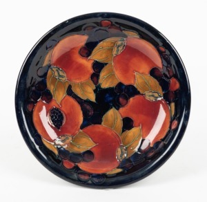 MOORCROFT "Pomegranate" English pottery plate on dark blue ground, impressed "Moorcroft, Made in England", 18.5cm diameter