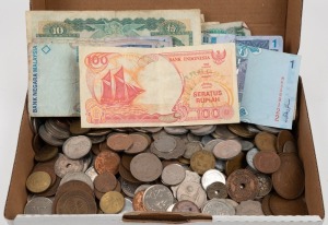 An accumulation of World coins and a few banknotes in a small box; includes Australian and Asian. (100s). 1.7kg.