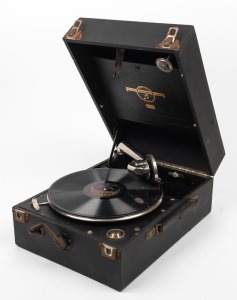 COLUMBIA "VIVA-TONAL GRAFONOLA" No.109a portable gramophone in black leatherette finish, early 20th century, ​​​​​​​17cm high (when closed), 29cm wide, 45cm deep (including winder)