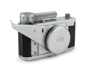 ZEISS IKON: Seldom-seen 6200/1 Röntgen-Tenax X-ray camera [#W.30342], c. 1940s, in practically flawless condition, together with locking metal lens cap. Employed during WW2 in the diagnosis of tuberculosis.