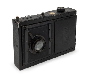 MENTOR GOLTZ & BREUTMAN: 'Mentor' approx. 10 x 8cm plate reflex-type folding camera, c. 1913, with Carl Zeiss Jena Tessar 15cm f4.5 lens [#241814] and 'Ivens & Co. Den Haag' retailer's inlay.