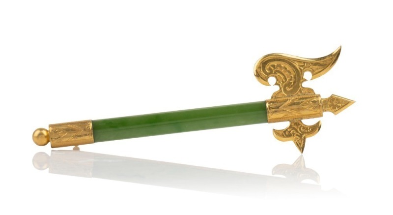 An antique New Zealand greenstone axe brooch with engraved yellow gold mounts, 19th century, 7.5cm long