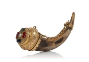 An antique yellow gold vinaigrette with engraved decoration, mounted on an eagle's talon as a brooch, the top set with bloodstone, carnelian and a pearl, 19th century, ​​​​​​​5.5cm long