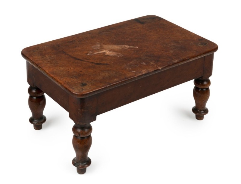 An antique English mahogany apprentice dining table on turned legs, 19th century, 15.5cm high, 31.5cm wide, 19.5cm deep