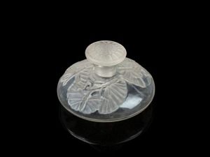 LALIQUE "Lenticulaire Fleurs" French frosted glass perfume bottle, circa 1912, 5cm high, 8cm diameter