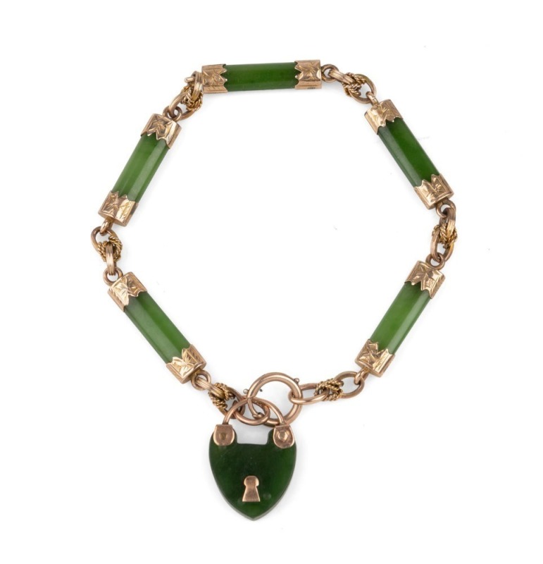 An antique New Zealand greenstone and 9ct gold bracelet with heart lock, 19th century, 