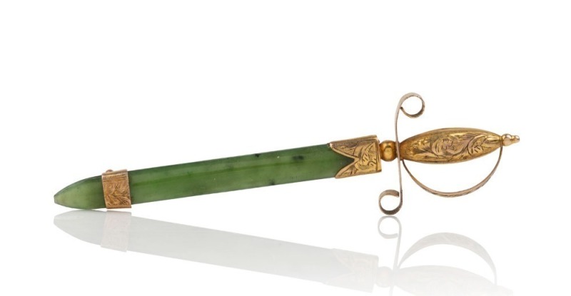 An antique New Zealand greenstone and 9ct gold sword brooch, 19th century, 6.5cm long