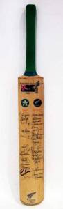 1992-93 NEW ZEALAND v PAKISTAN, full size Cricket Bat signed by both teams, 30 signatures including Martin Crowe, Ken Rutherford, Danny Morrison, Javed Miandad & Inzamam-ul-Haq. Good condition.