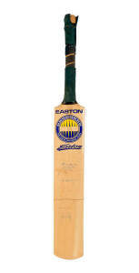 1992-93 AUSTRALIAN TEAM, full size "Easton" Cricket Bat, with 12 signatures on front including Allan Border (captain), Steve Waugh, Merv Hughes & Shane Warne. Fair/Good Condition (handle rubber perishing).