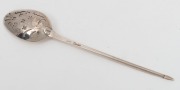 An antique English sterling silver mote spoon with fancy back, 18th century, ​​​​​​​13cm long - 2