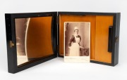 26 x 20 x 8cm folding mirror graphoscope, 19th century, with sliding photograph holder and carved floral ornamentation. - 2