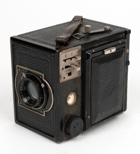 KAMERA WERKSTÄTTEN: Reflex-Box 120 rollfilm SLR camera, c. 1933, with Actinar 105mm f4.5 lens [#266668].