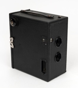 THORNTON-PICKARD: Stereo Puck 120 rollfilm stereo box camera, c. 1932. Later version without 'T. P.' front plate.