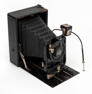 ERNEMANN: 'Heag I' 9 x 12cm plate field camera, c. 1920s, with Detektiv Aplanat 13.5cm f6.8 lens and shutter release cable. Curved-strut version.