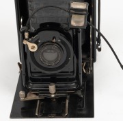 ERNEMANN: 'Heag I' 9 x 12cm plate field camera, c. 1920s, with Detektiv Aplanat 13.5cm f6.8 lens and shutter release cable. Curved-strut version. - 2