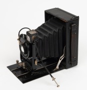ERNEMANN: 'Heag I' 9 x 12cm plate field camera, c. 1920s, with Detektiv Aplanat 13.5cm f6.8 lens and shutter release cable. Curved-strut version. - 3